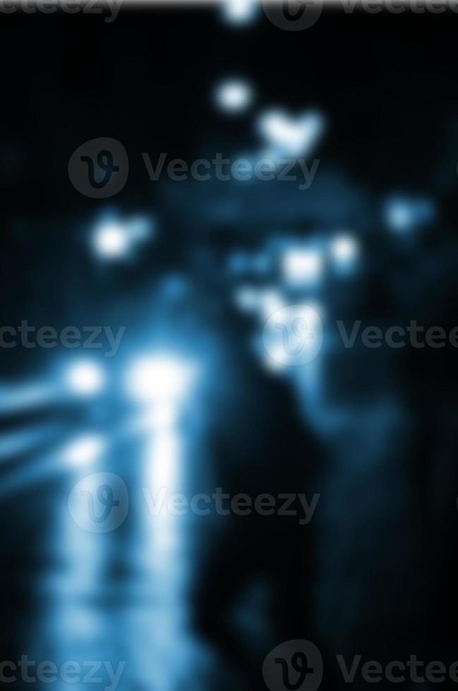 cena noturna turva de tráfego na estrada. imagem desfocada de carros viajando com faróis luminosos. arte bokeh foto