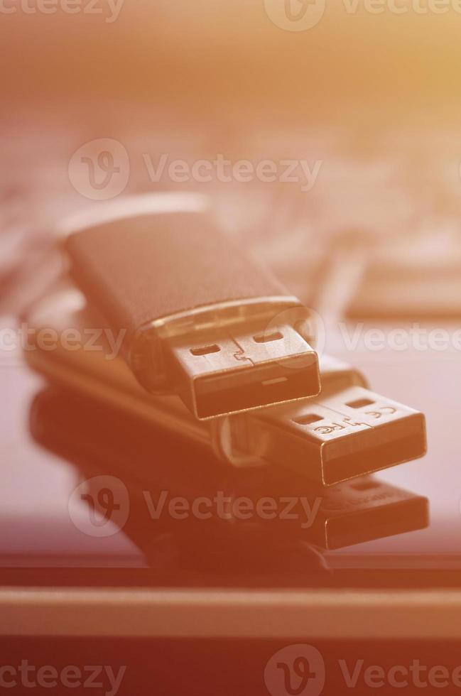 cartões de memória no teclado do laptop foto