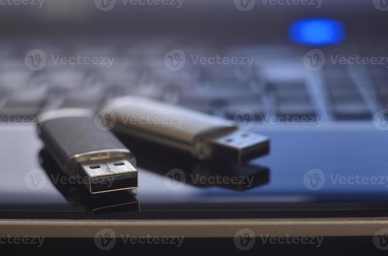 cartões de memória no teclado do laptop foto