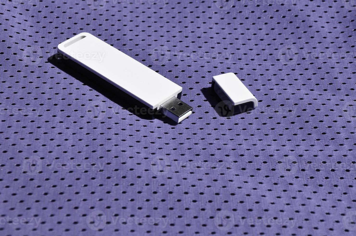 um adaptador wi-fi usb portátil moderno é colocado na roupa esportiva violeta feita de fibra de nylon de poliéster foto