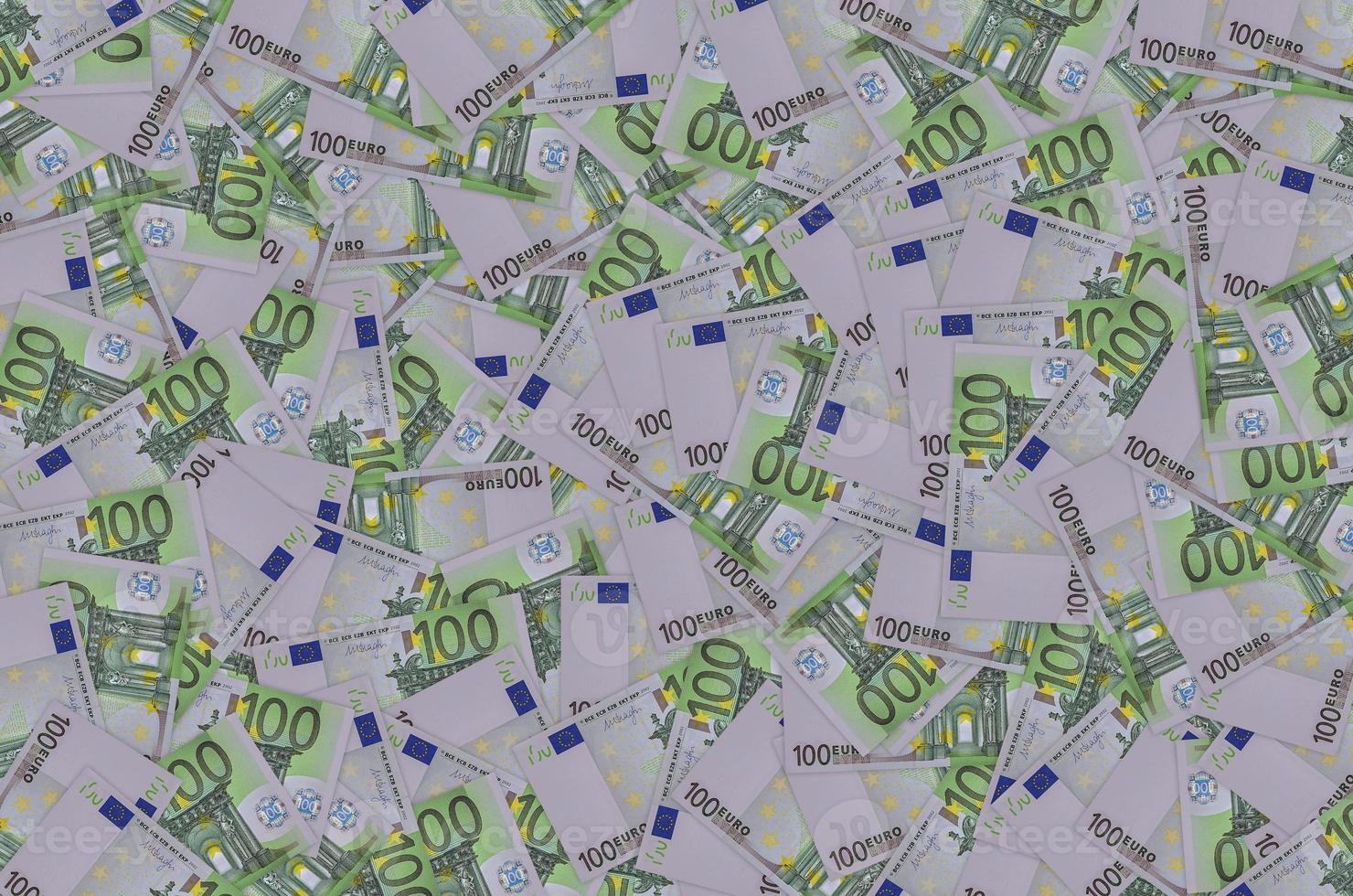 parte frontal do close-up de notas de 100 euros com pequenos detalhes verdes foto
