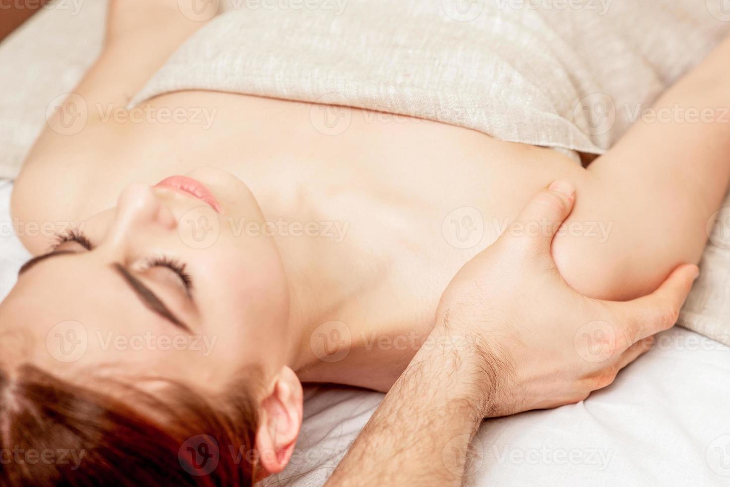 massagem no ombro feminino. foto
