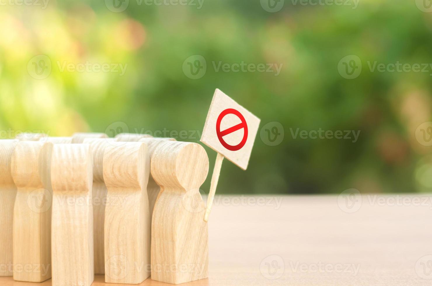 uma multidão de pessoas com cartazes protestando. uma multidão enfurecida de figuras de madeira de pessoas com um pôster. descontentamento social e tensão social, protesto e desacordo. movimento ecológico e ativismo. foto