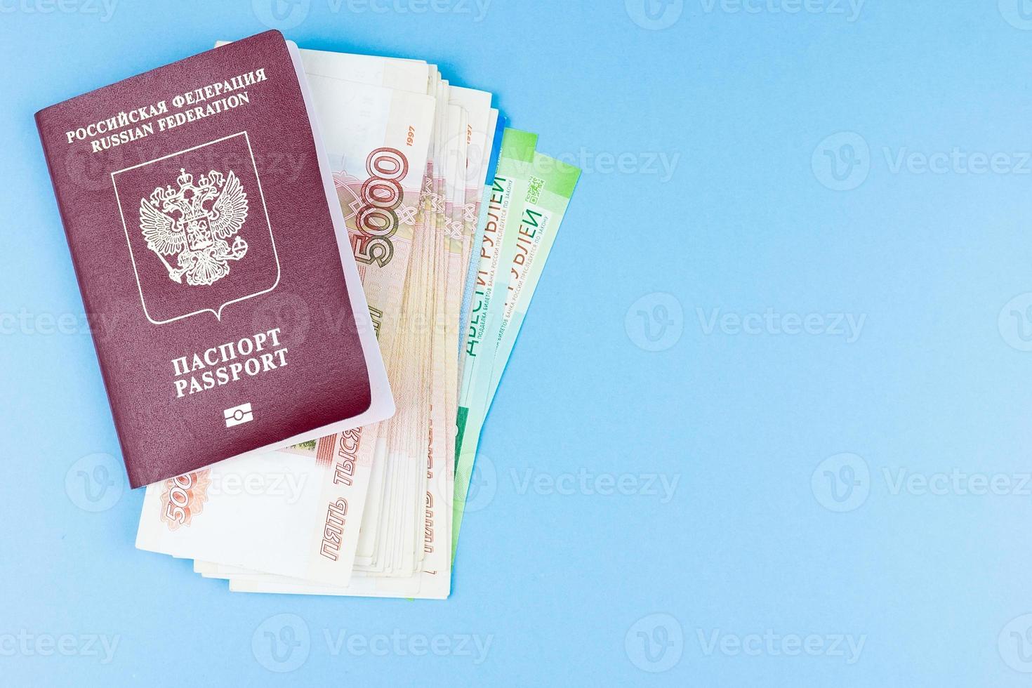 passaporte estrangeiro com dinheiro foto