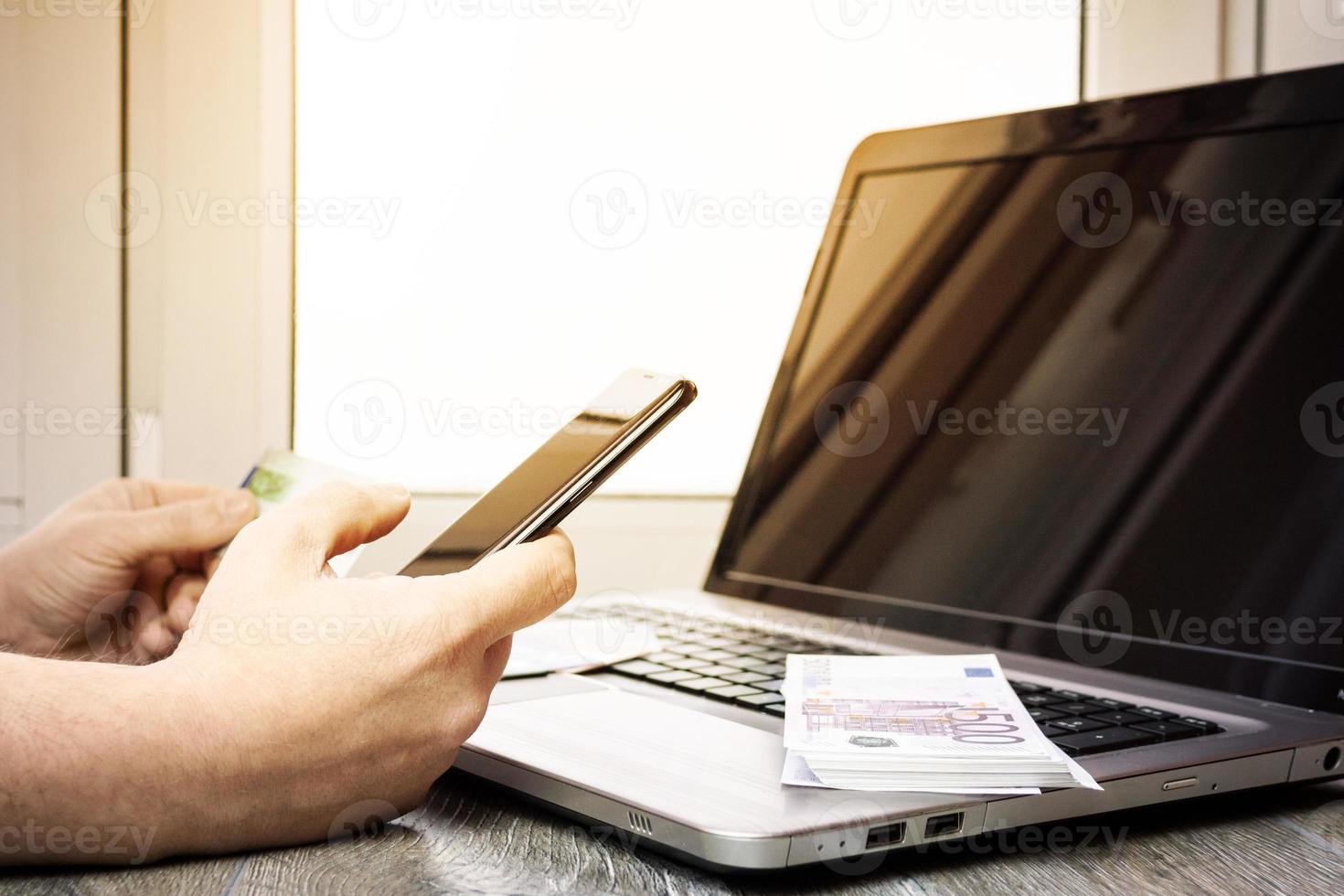 cartão de banco laptop smartphone euro foto