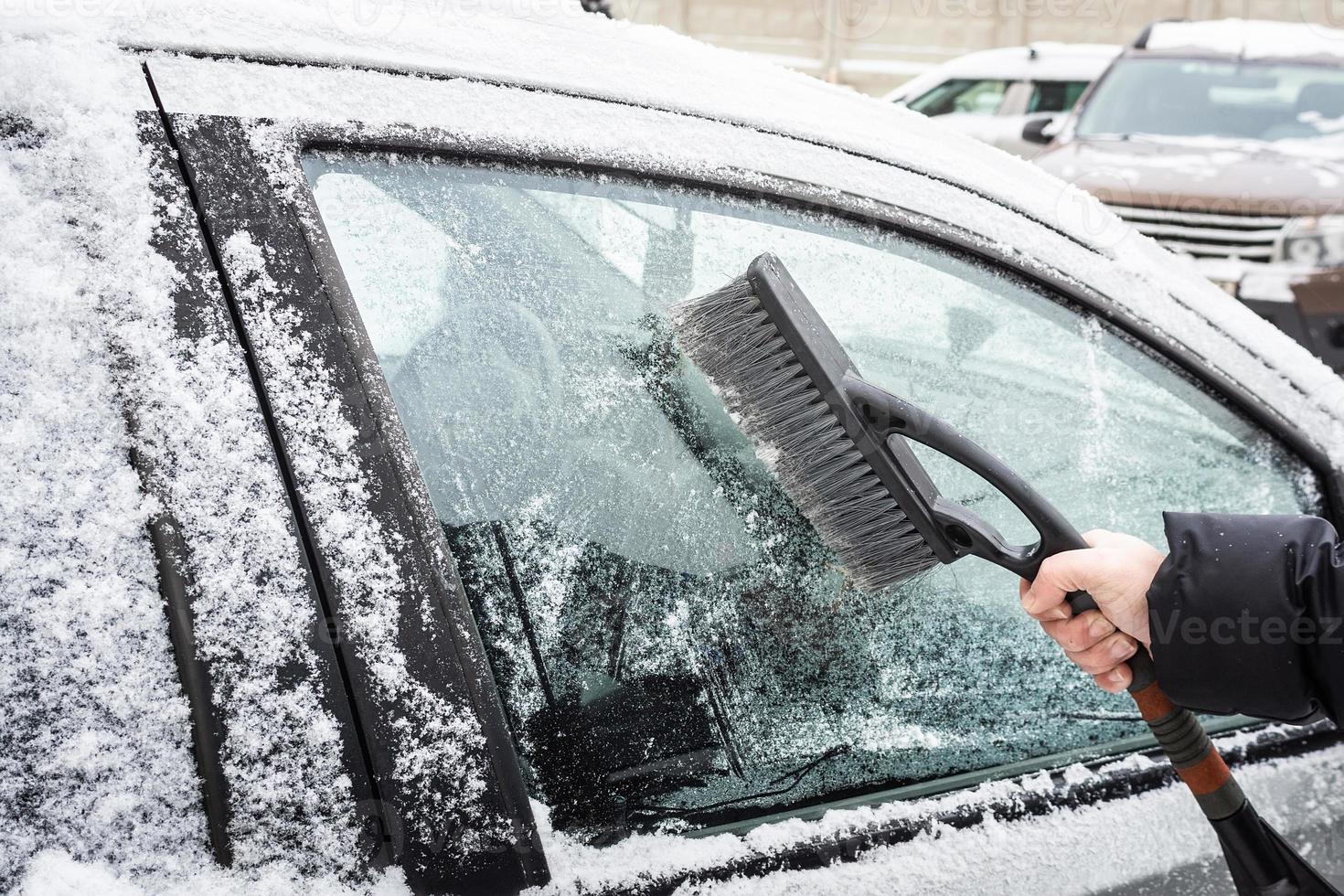 limpando o carro da neve foto