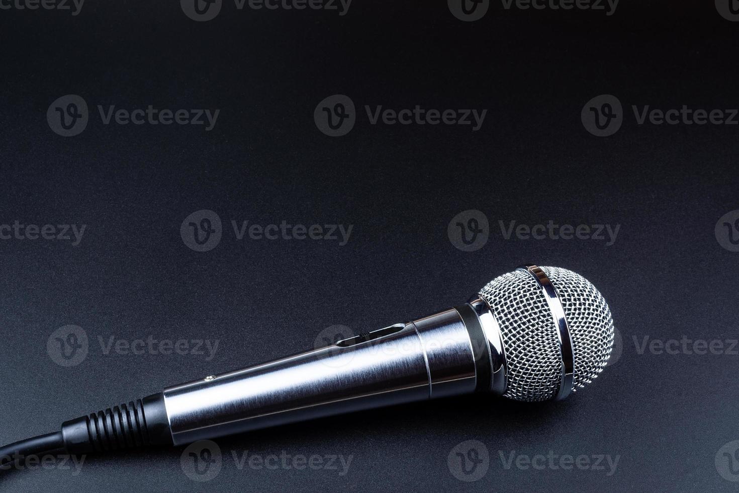 microfone em um fundo preto foto