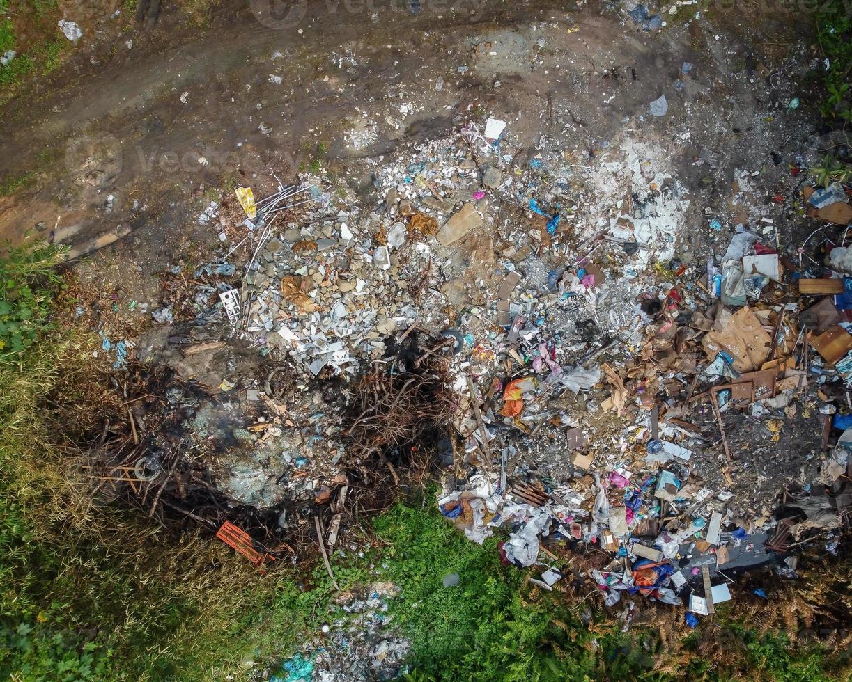 vista aérea de cima para baixo depósito de lixo ilegal foto