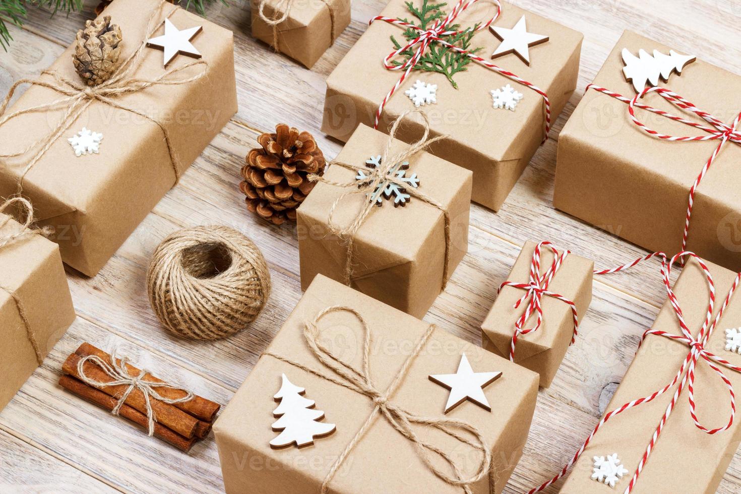 postura plana de objeto para feliz natal e feliz ano novo conceito. misture caixa de presentes e acessórios decorações e enfeites para a temporada de natal foto