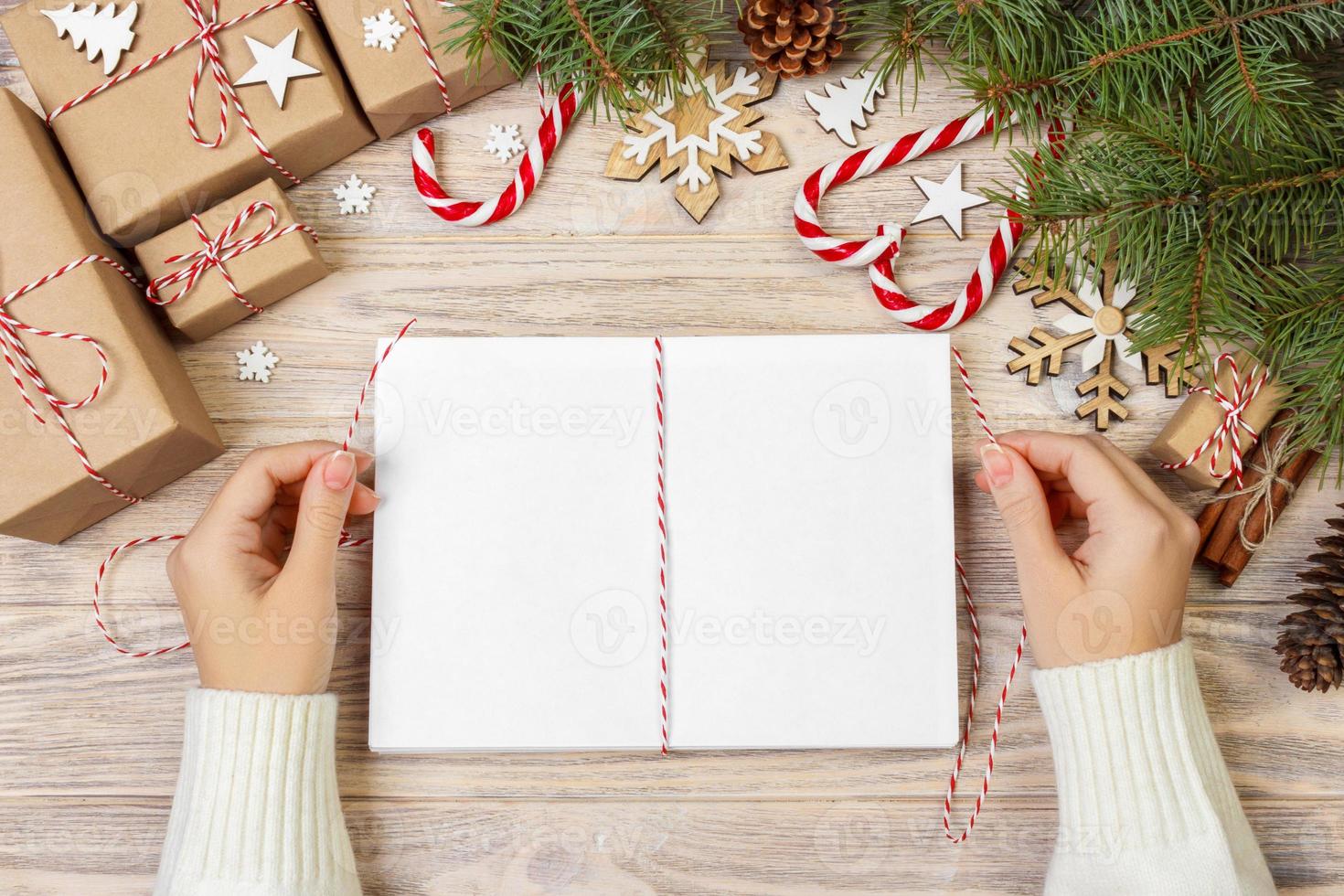 menina embrulha cartas de natal em envelope, carta de papai noel para crianças em envelope, fundo de natal foto