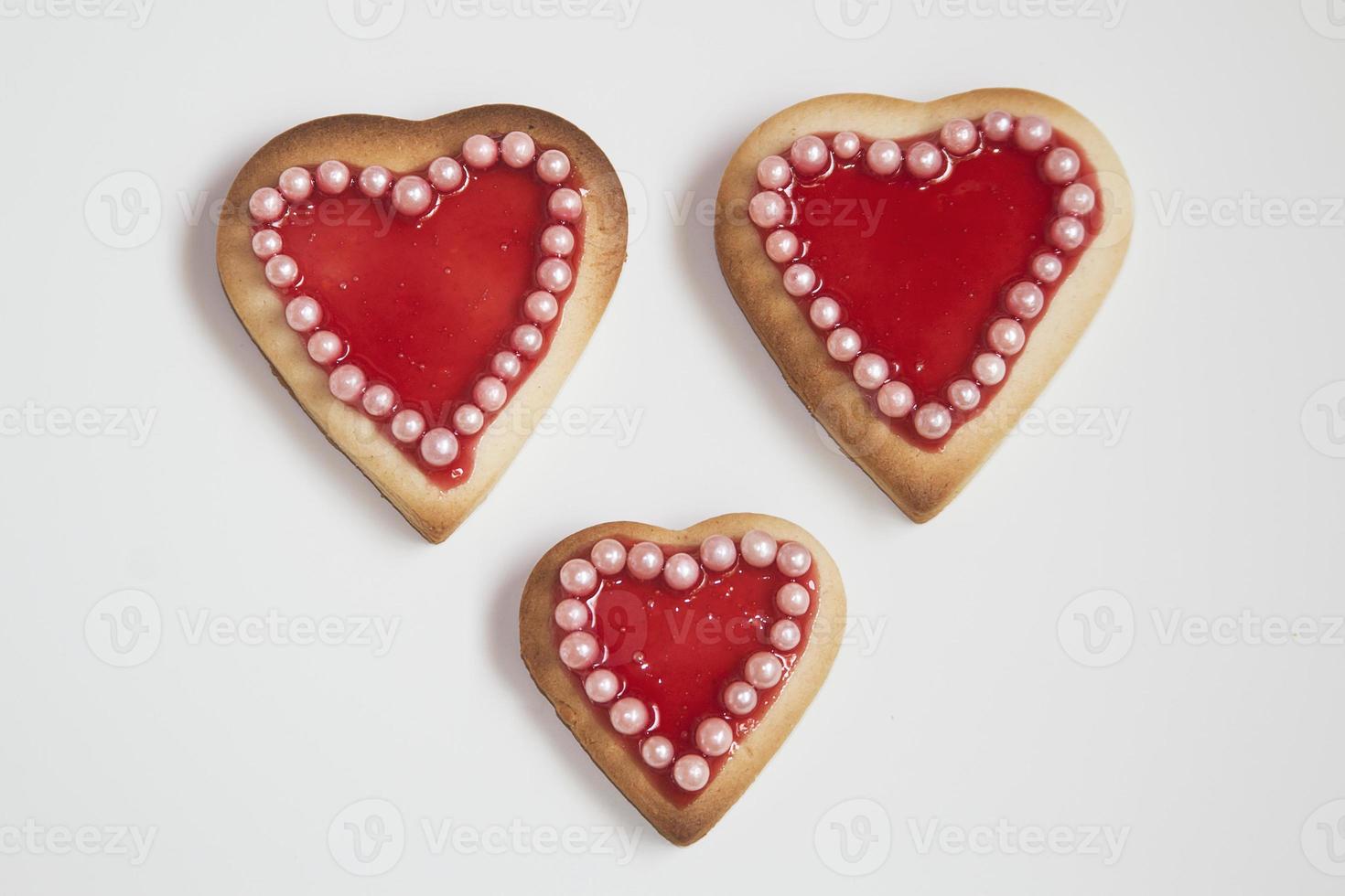 três biscoitos românticos do dia dos namorados em forma de coração foto