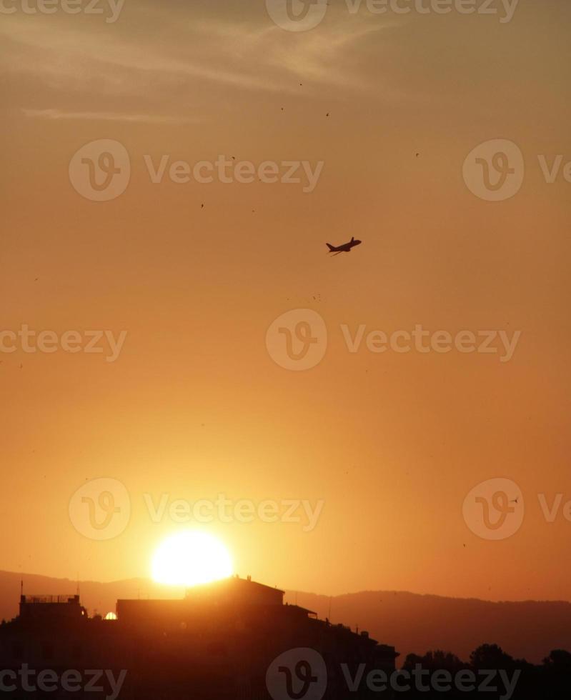 avião subindo para o céu durante o pôr do sol em florença, itália foto