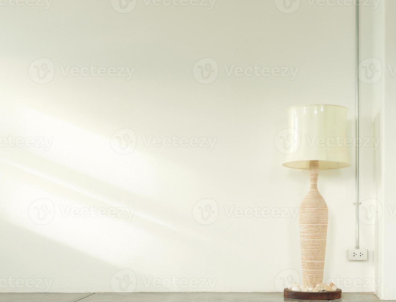 lâmpada branca de moda antiga no quarto vazio com espaço de cópia foto
