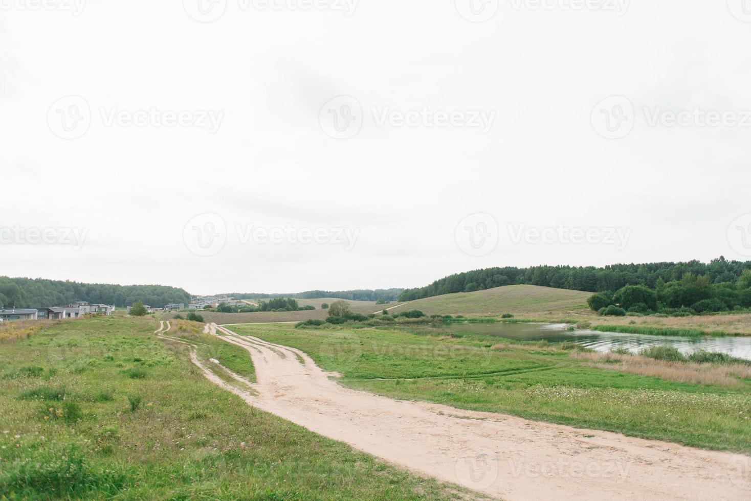 minsk, bielorrússia. agosto de 2021 paisagem perto do reservatório dubrovsky foto