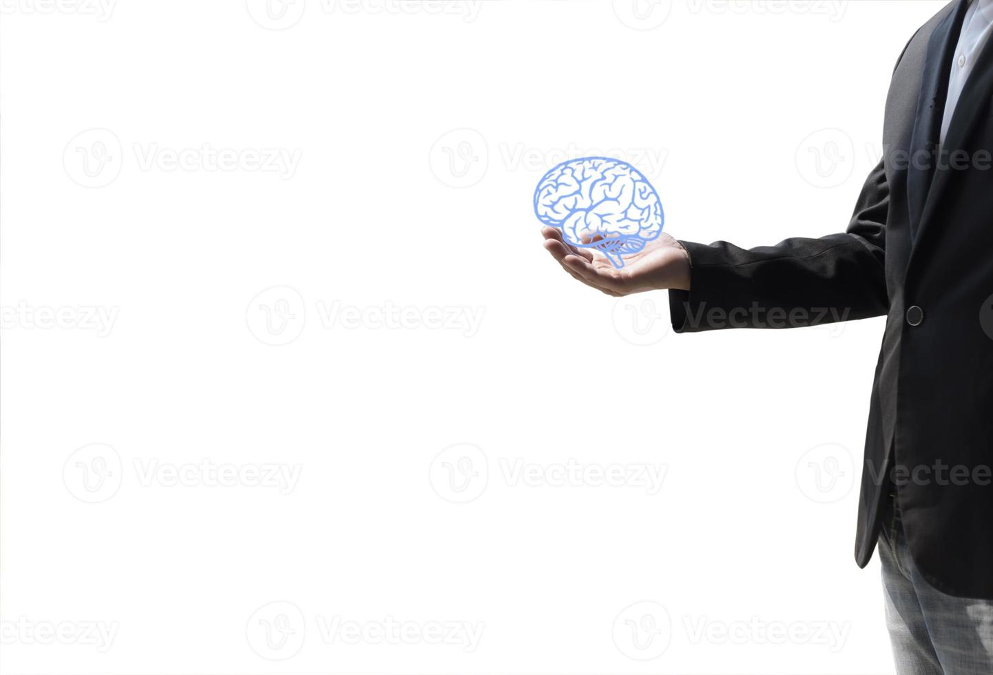 um homem segurando uma ilustração do cérebro contra um conceito de fundo de parede branca de proteção e cuidados de saúde mental. foto