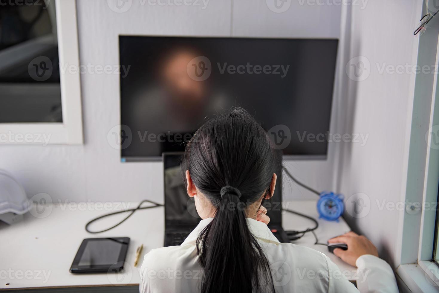 o conceito de sucesso e fracasso nos negócios, um homem de negócios trabalhando em um laptop, o desenvolvimento de diferentes empresas prevê os riscos de ser um empreendedor foto