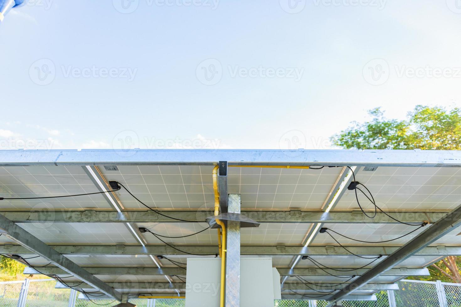sistemas de fornecimento de energia fotovoltaica. painéis de energia solar. Planta de energia solar. a fonte de energia renovável ecológica. - imagem foto