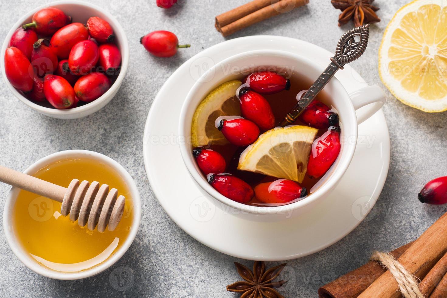 beba de bagas de rosas silvestres com limão e mel e canela. vitamina útil decocção de rosa mosqueta. foto