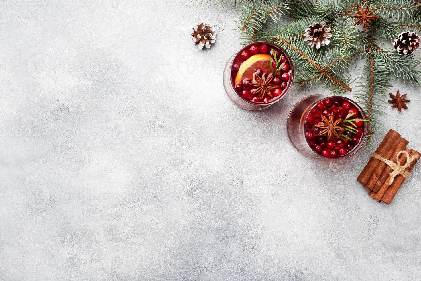 suco de cranberry com limão e açúcar de cana. bebida quente de inverno. espaço de cópia foto