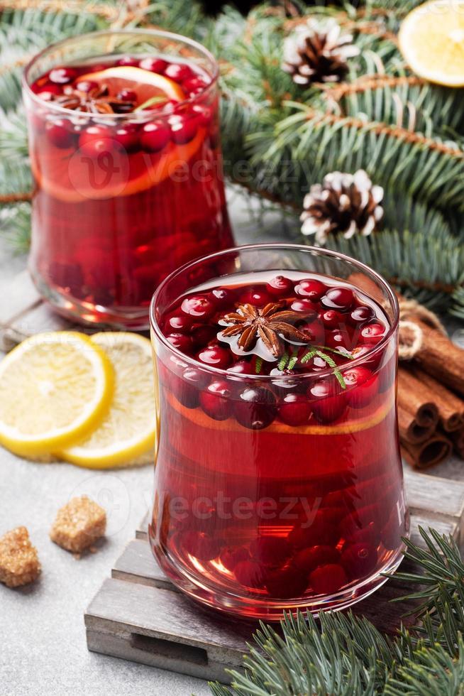 suco de cranberry com limão e açúcar de cana. bebida quente de inverno. foto