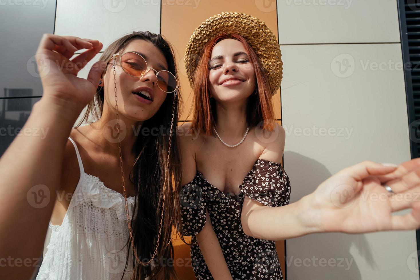 duas mulheres atraentes brincando ao ar livre. foto
