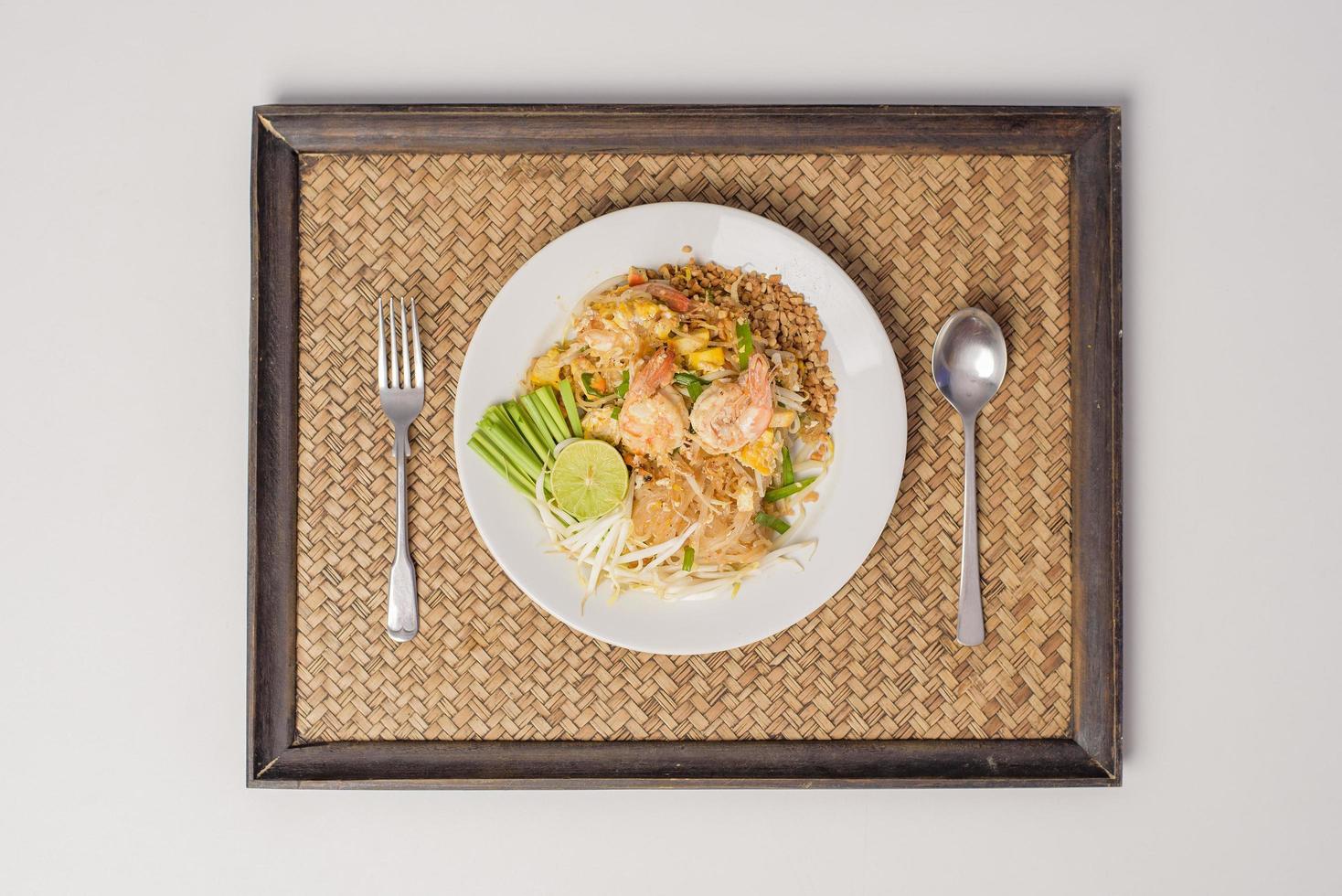 macarrão tailandês com camarão foto
