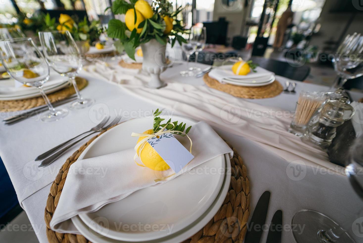 mesa festiva na festa de casamento decorada com arranjos de limão foto