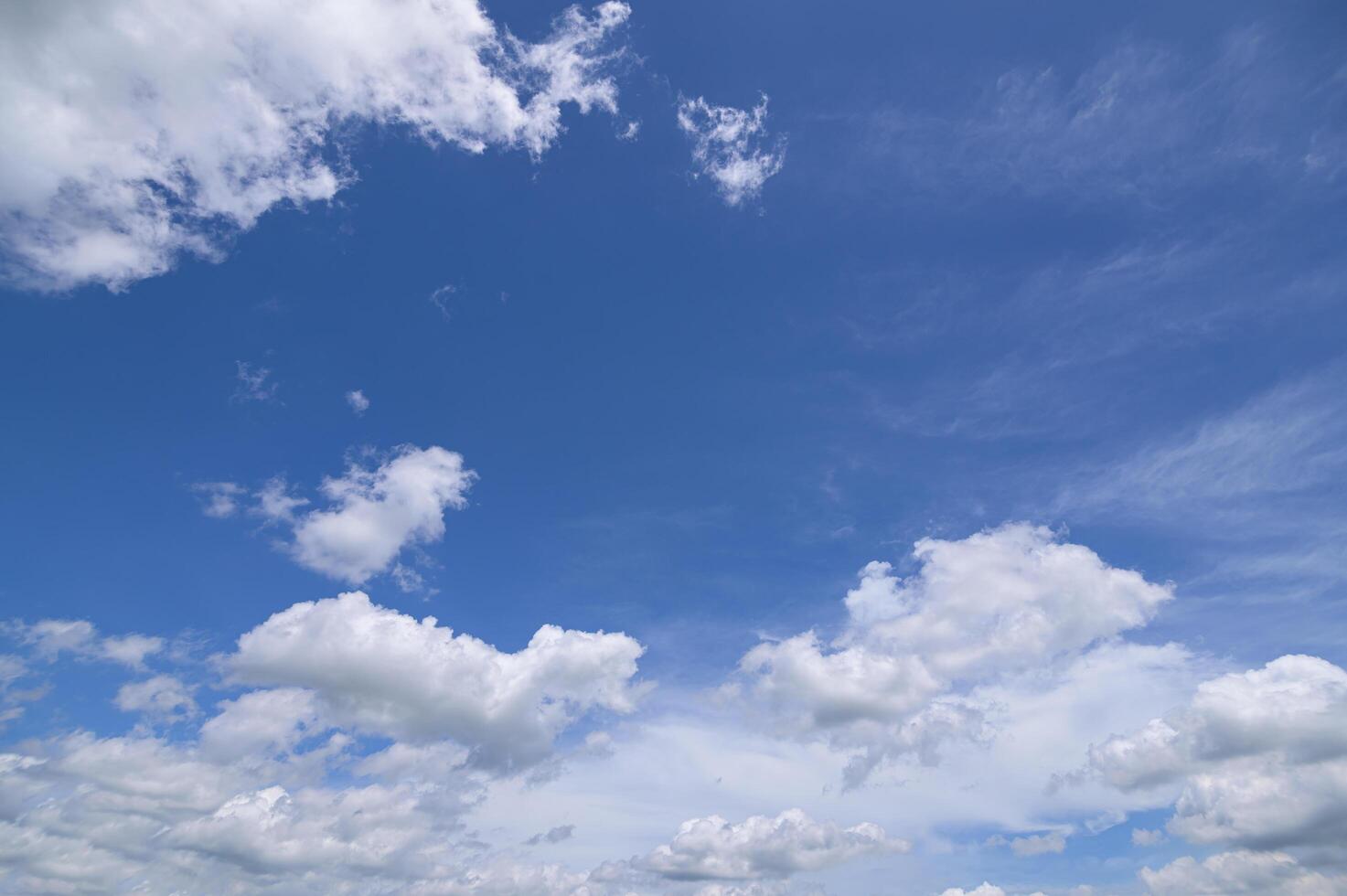 céu diurno e nuvens brancas foto