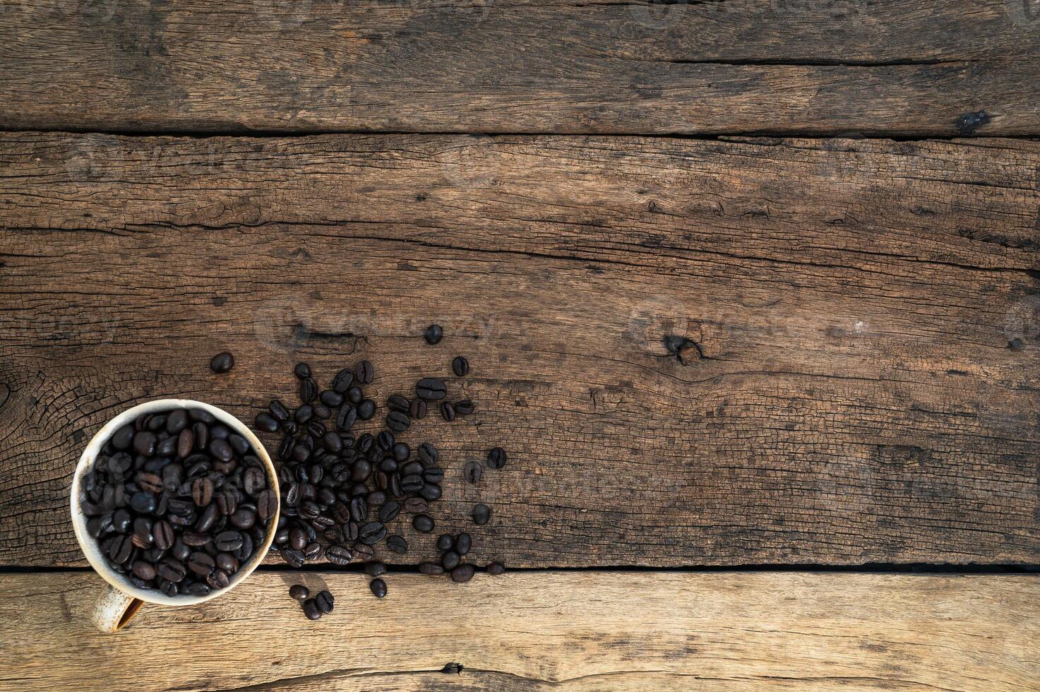 grãos de café na mesa foto