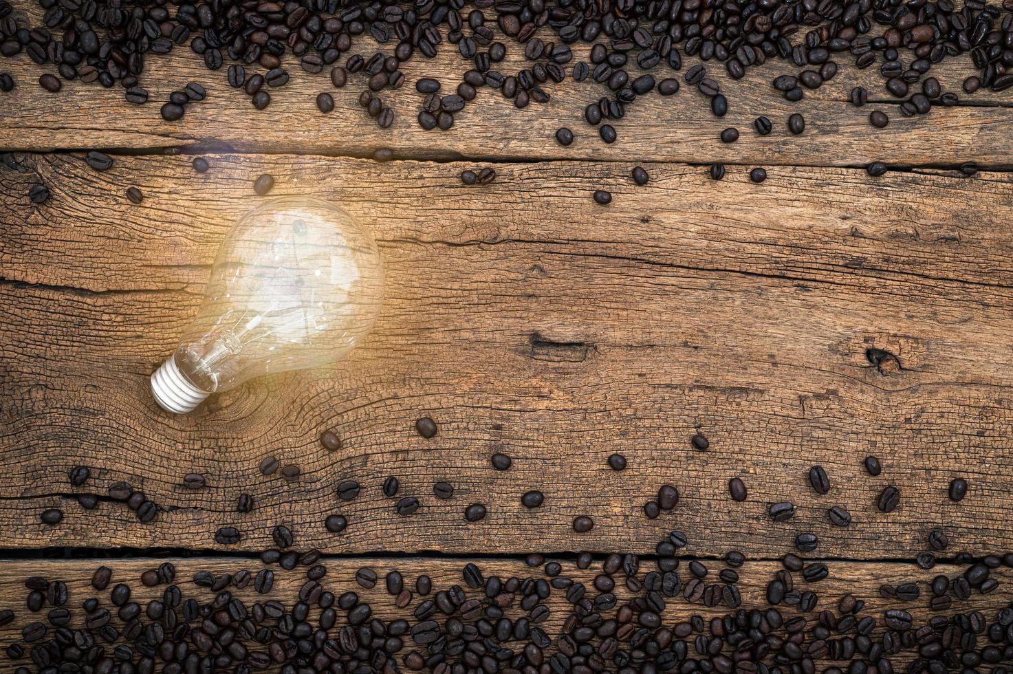 lâmpada e grãos de café na mesa foto