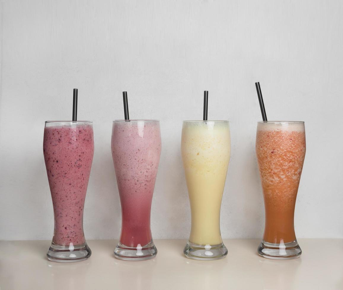 quatro smoothies de frutas foto