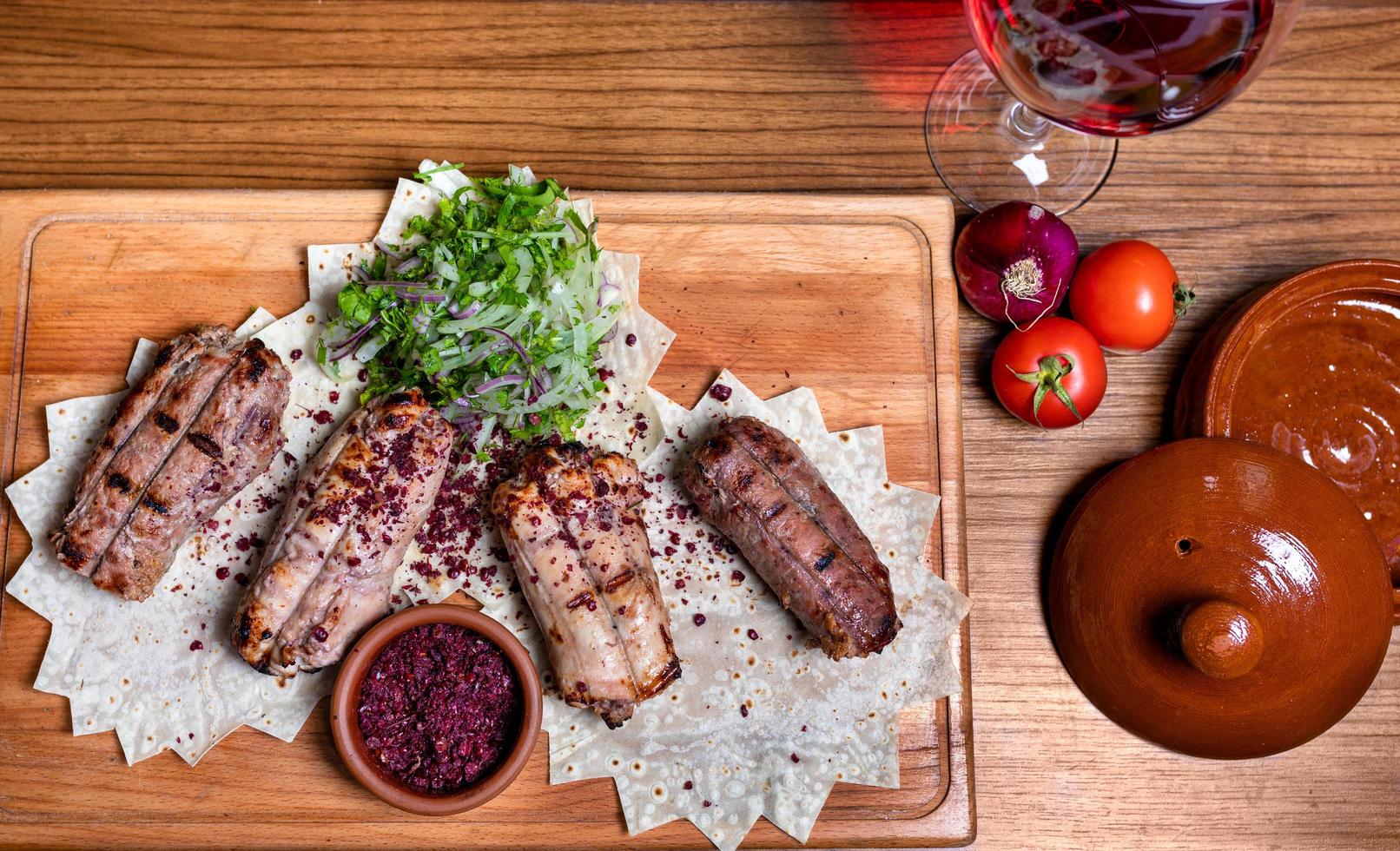 lyulya kebab, refeição de carne de ovelha com vinho tinto foto