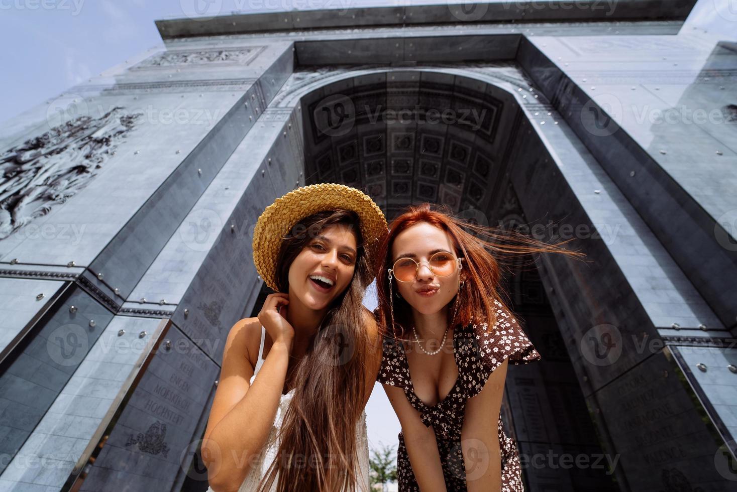 mulheres despreocupadas sexy posando no fundo da rua. foto