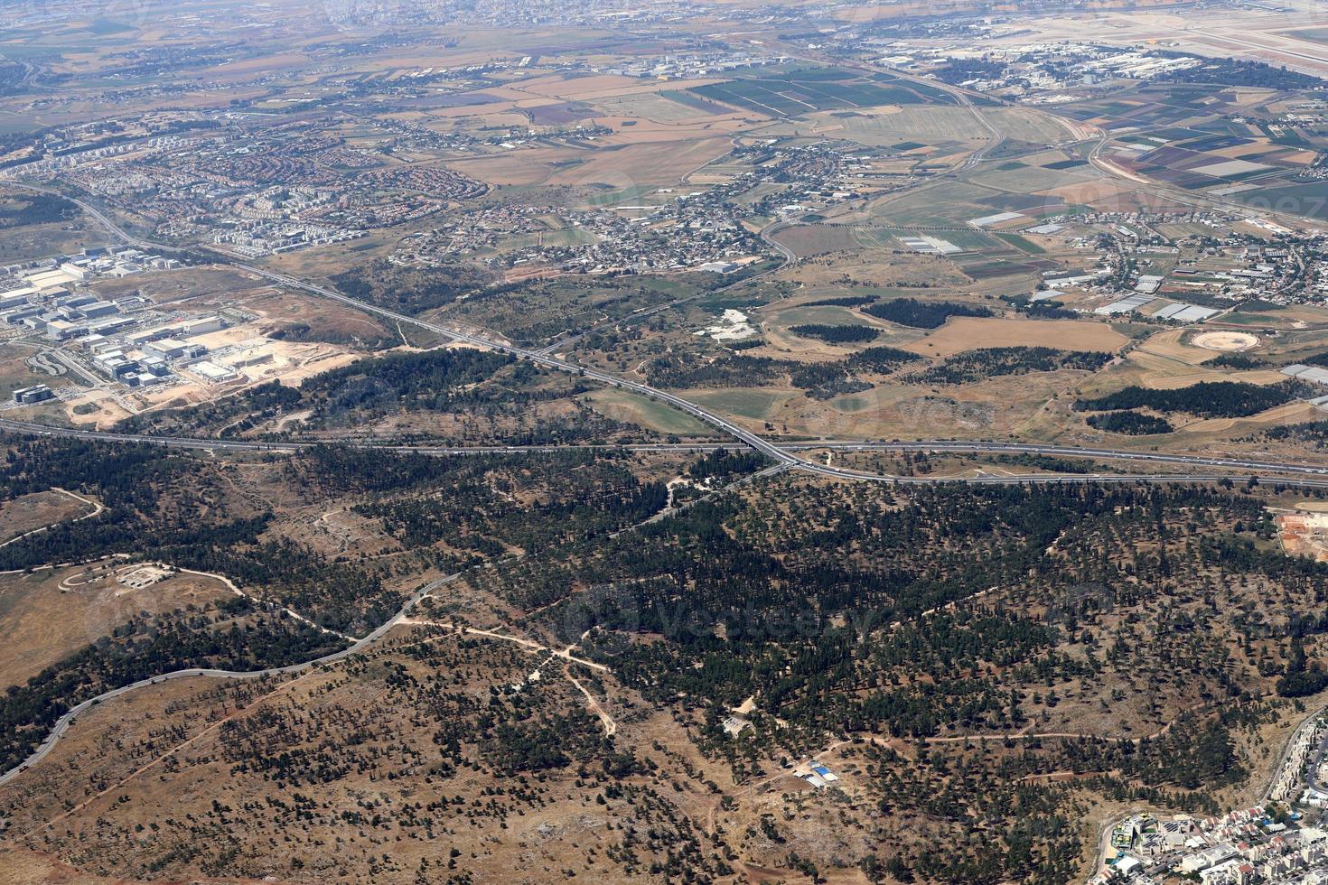 a terra é vista através da vigia de um grande avião a jato. foto