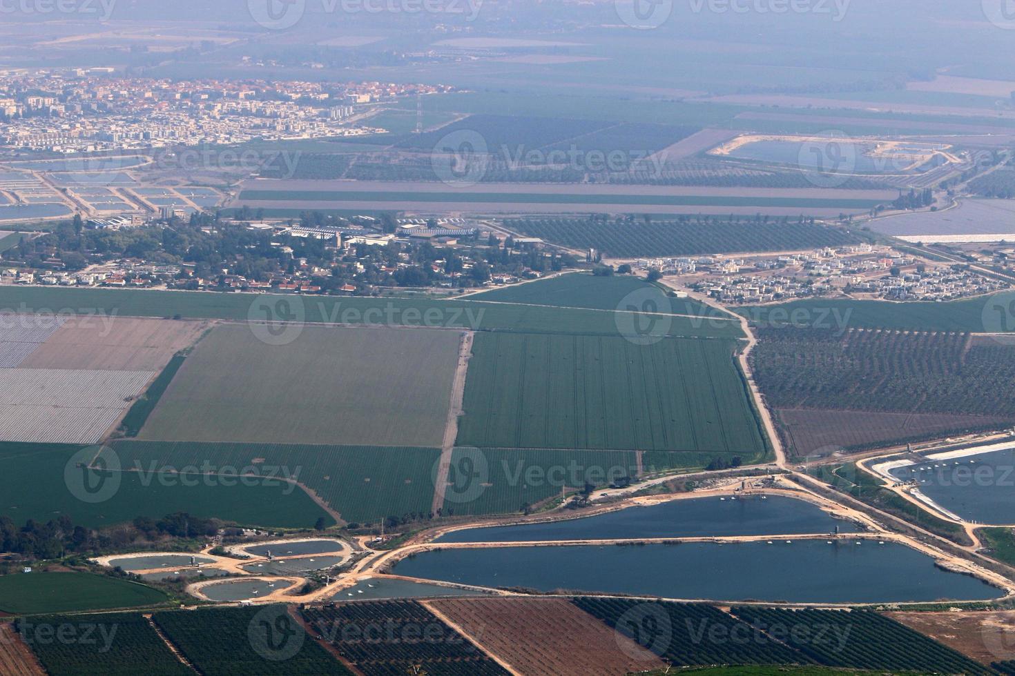 a terra é vista através da vigia de um grande avião a jato. foto