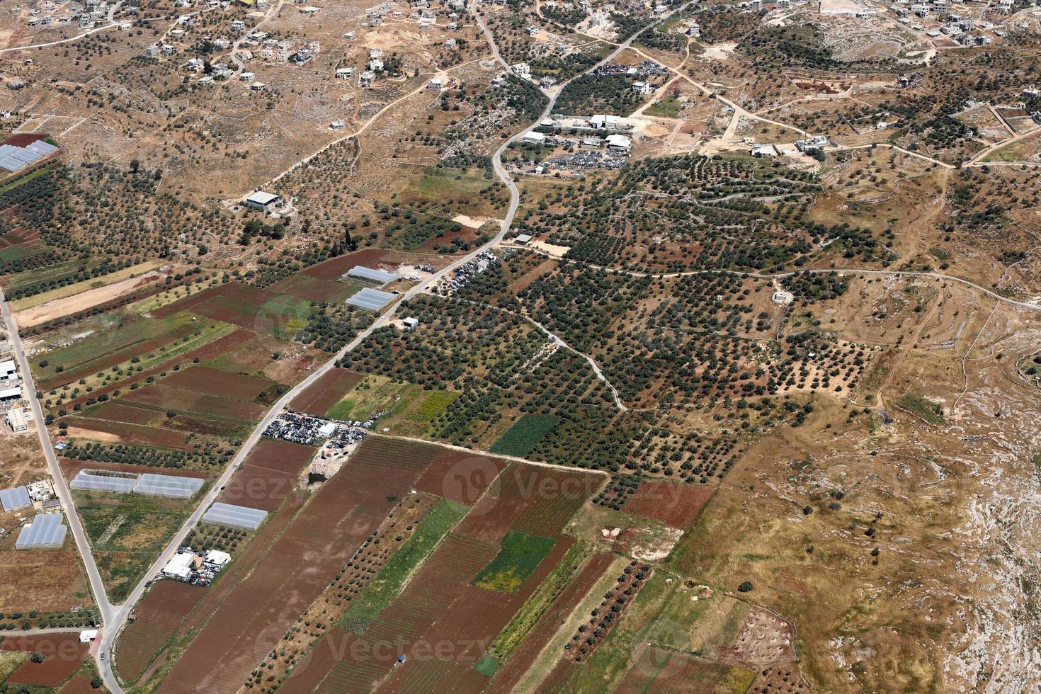 a terra é vista através da vigia de um grande avião a jato. foto