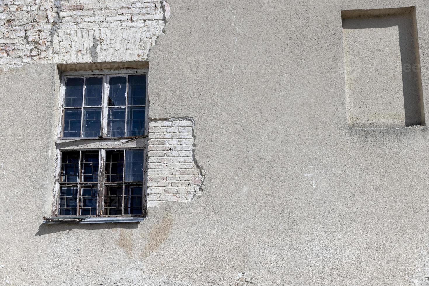 uma parede danificada de um edifício antigo foto