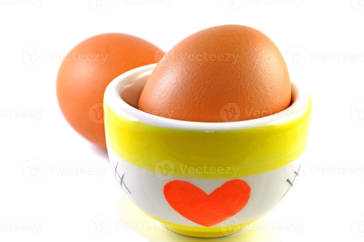 ovos e xícara de cerâmica foto