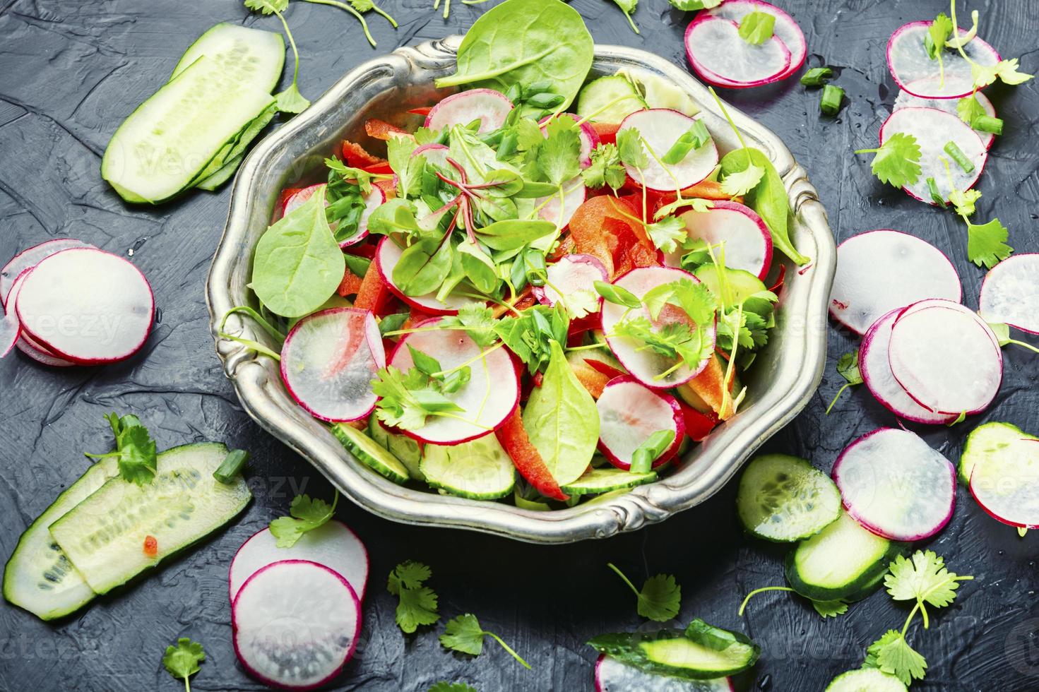 salada de vitaminas de verão em uma placa de metal foto