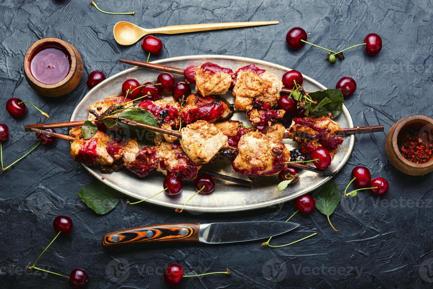 kebab de peito de frango com marinada de frutas foto