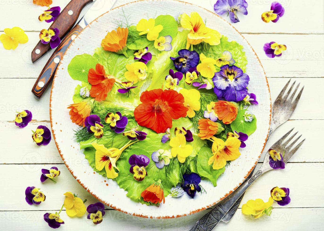 salada de flores comestíveis no prato foto