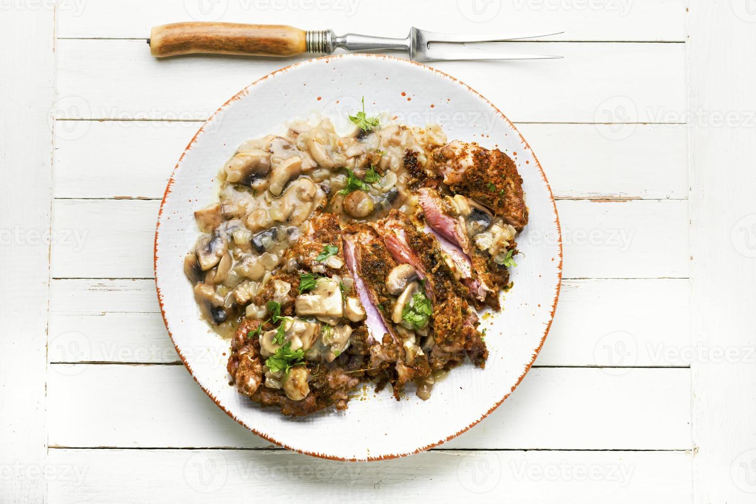 schnitzel de peru com cogumelos fritos foto