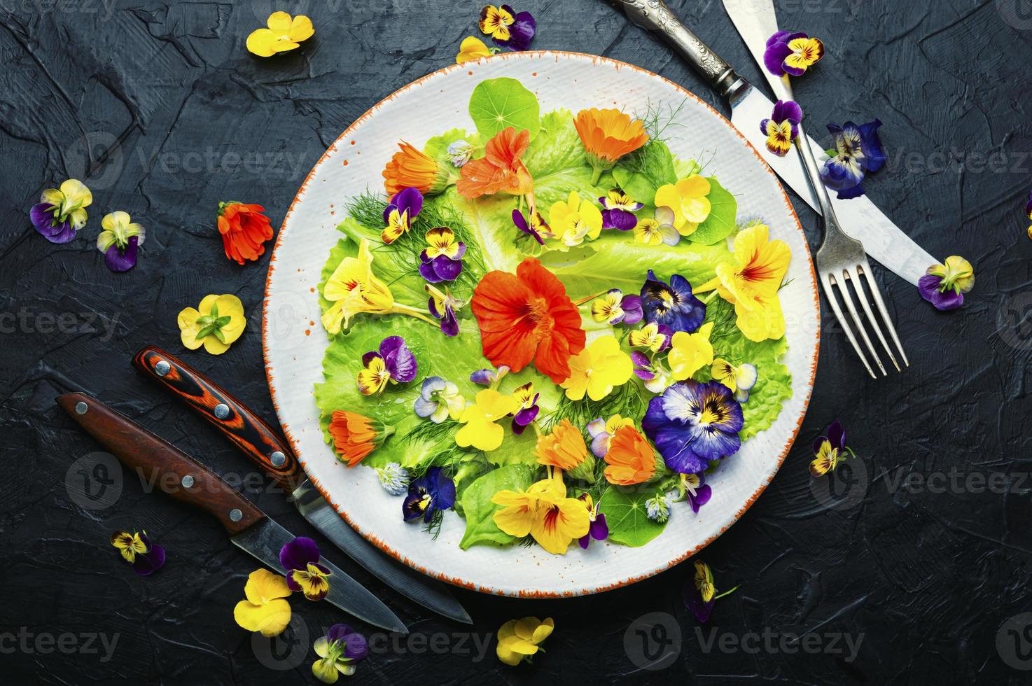 salada de flores comestíveis no prato foto