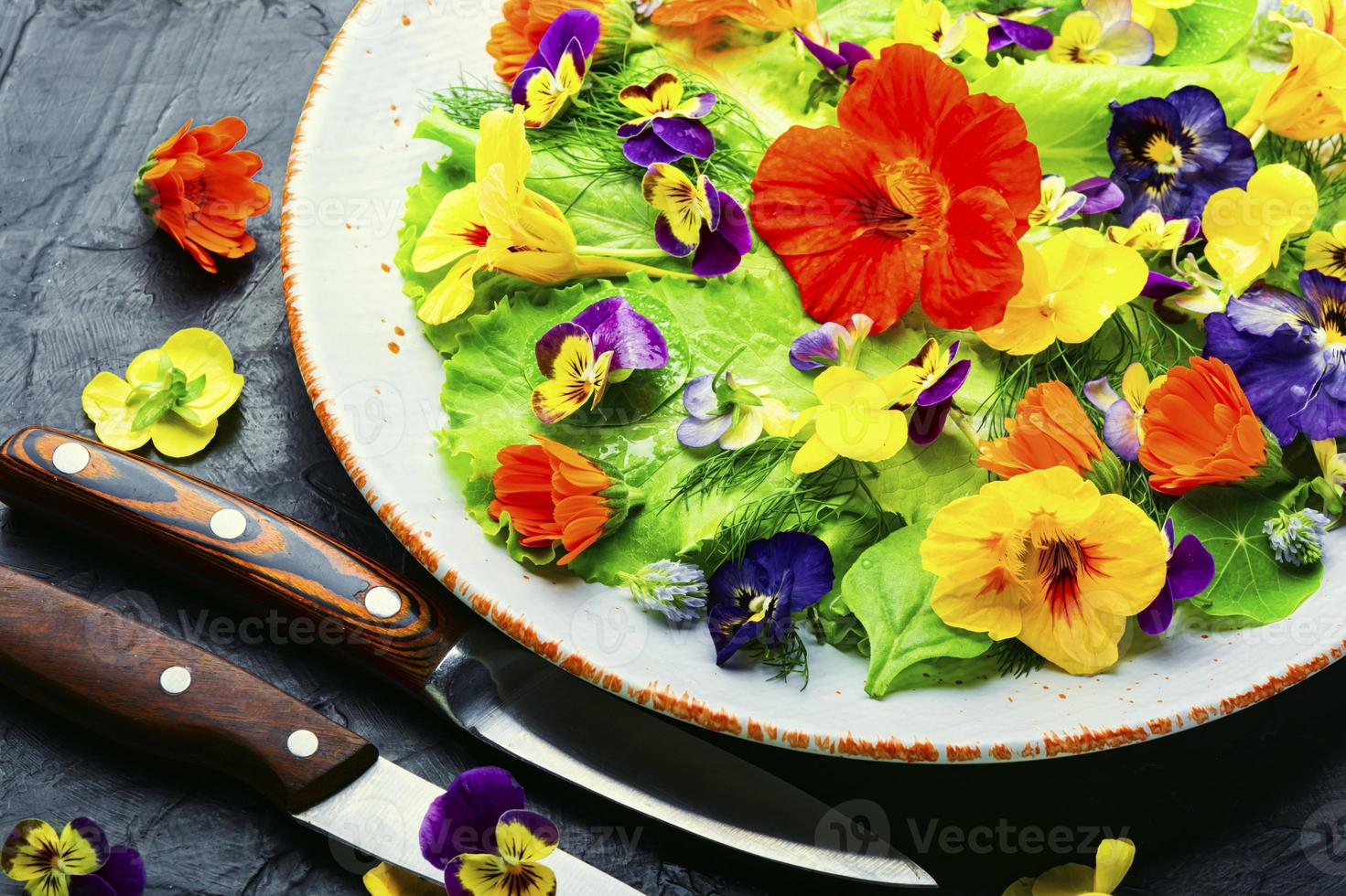 salada de flores comestíveis no prato foto