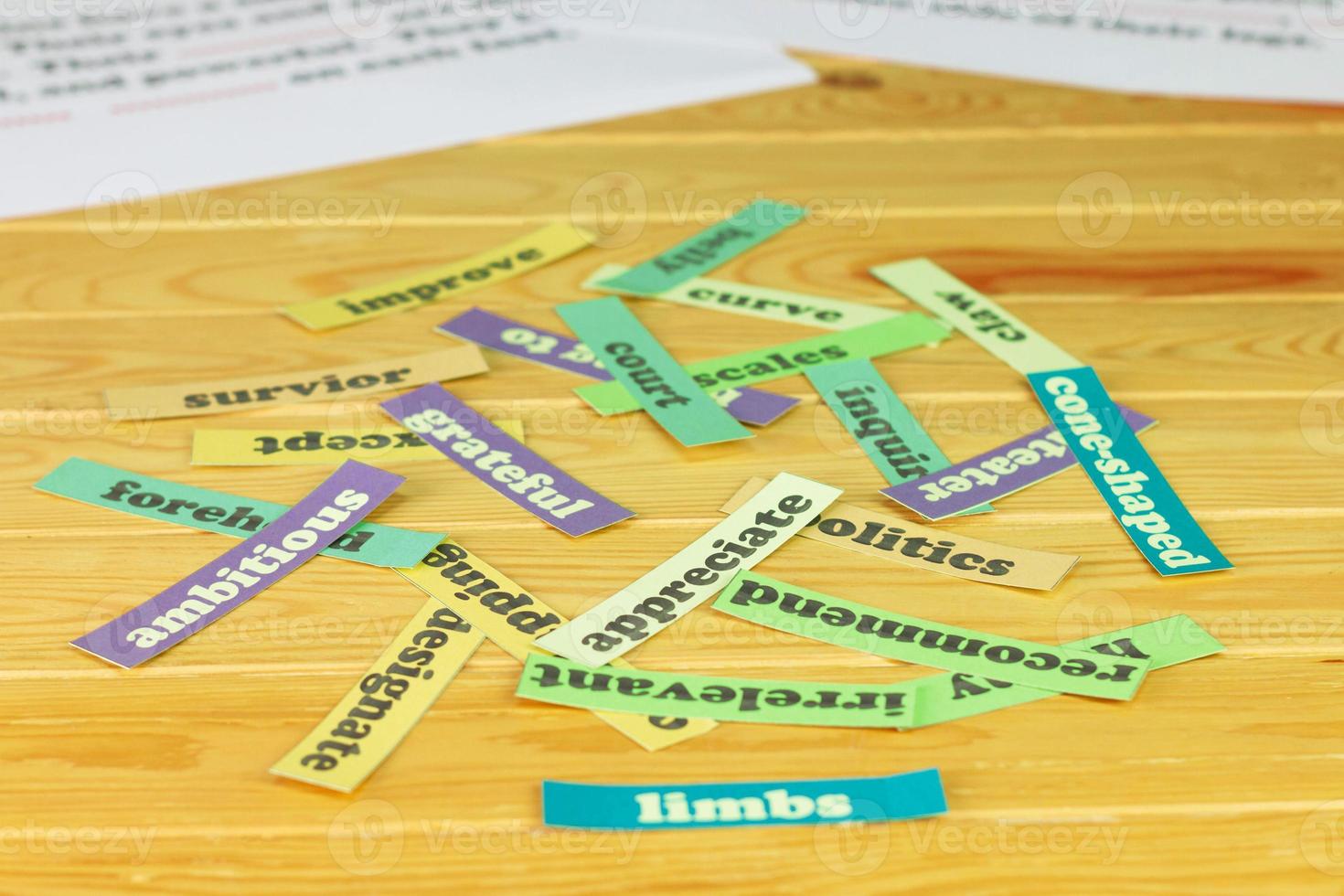 cartões de vocabulário inglês na mesa de madeira foto