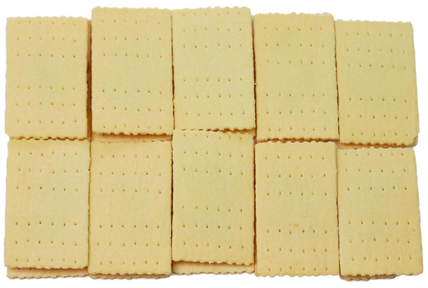 biscoitos recheados de abacaxi no fundo branco foto