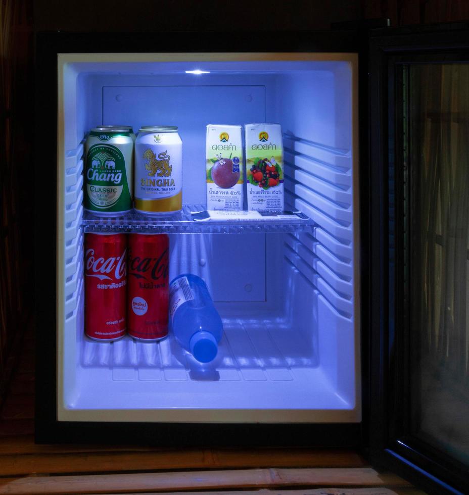 produtos de bebidas dentro de mini geladeira foto