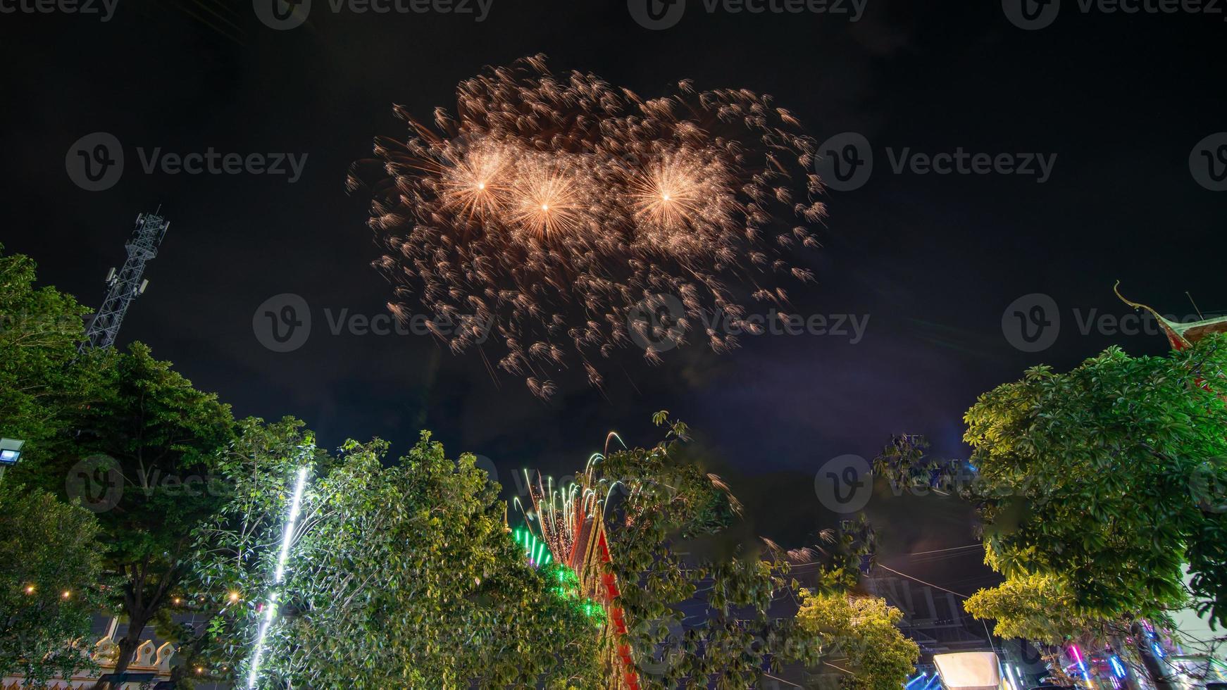 cerimônia de fogos de artifício no templo, tailândia foto