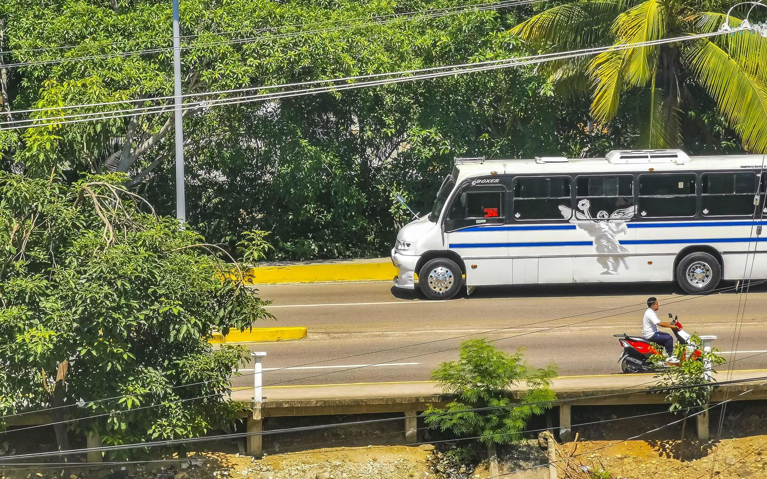 puerto escondido oaxaca méxico 2022 vários ônibus coloridos ônibus em puerto escondido méxico. foto