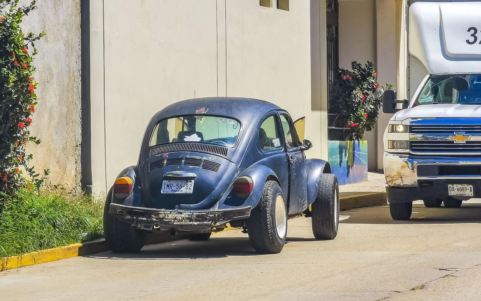 puerto escondido oaxaca méxico 2022 vários carros coloridos sintonizados e carros antigos clássicos do méxico. foto